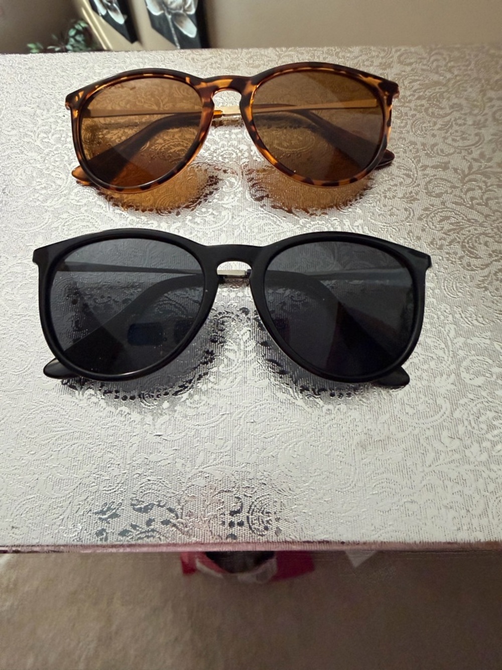 Women’s Round Sunglasses - Black and Tortoiseshell